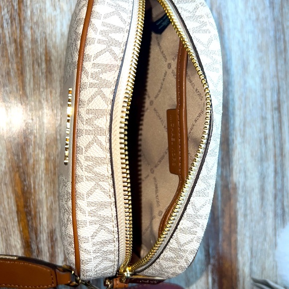 used a couple of times pretty and for daily use!! Small size - Picture 3 of 3